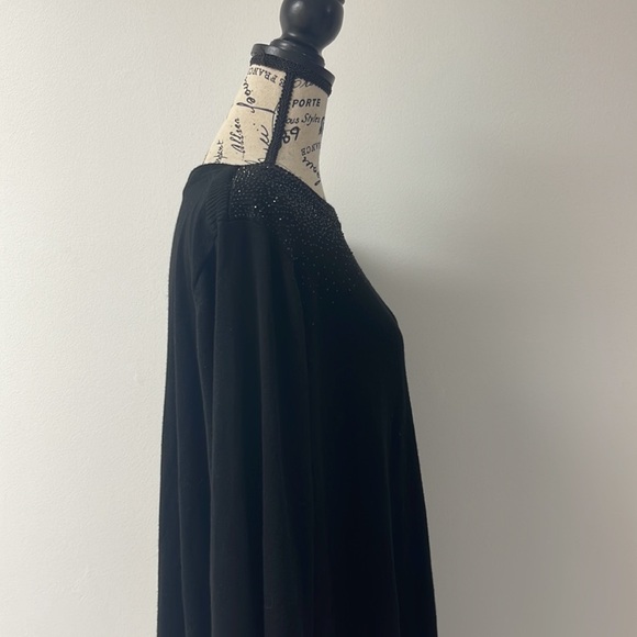 In good used condition Woman’s Cable & Gauge sweater. Size is 2X. - Picture 8 of 16